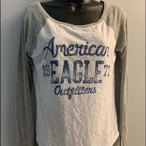 American eagle 🦅 white silver sleeves and blue txt long sleeve top size S guc